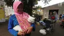 Peserta menggendong kuncingnya saat mengikuti lomba kucing mirip Bobby The Cat milik capres Prabowo Subianto di DPP Partai Gerindra, Jakarta, Sabtu (9/3). Di sini juga ada stan memandikan, vaksinasi, dan pemeriksaan kucing. (Liputan6.com/Herman Zakharia)