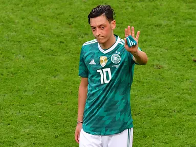 Mesut Ozil memutuskan gantung sepatu pada usia 34 tahun, Rabu (22/3/2023), atau sehari sebelum Ramadhan 2023. (Photo by Luis Acosta / AFP)
