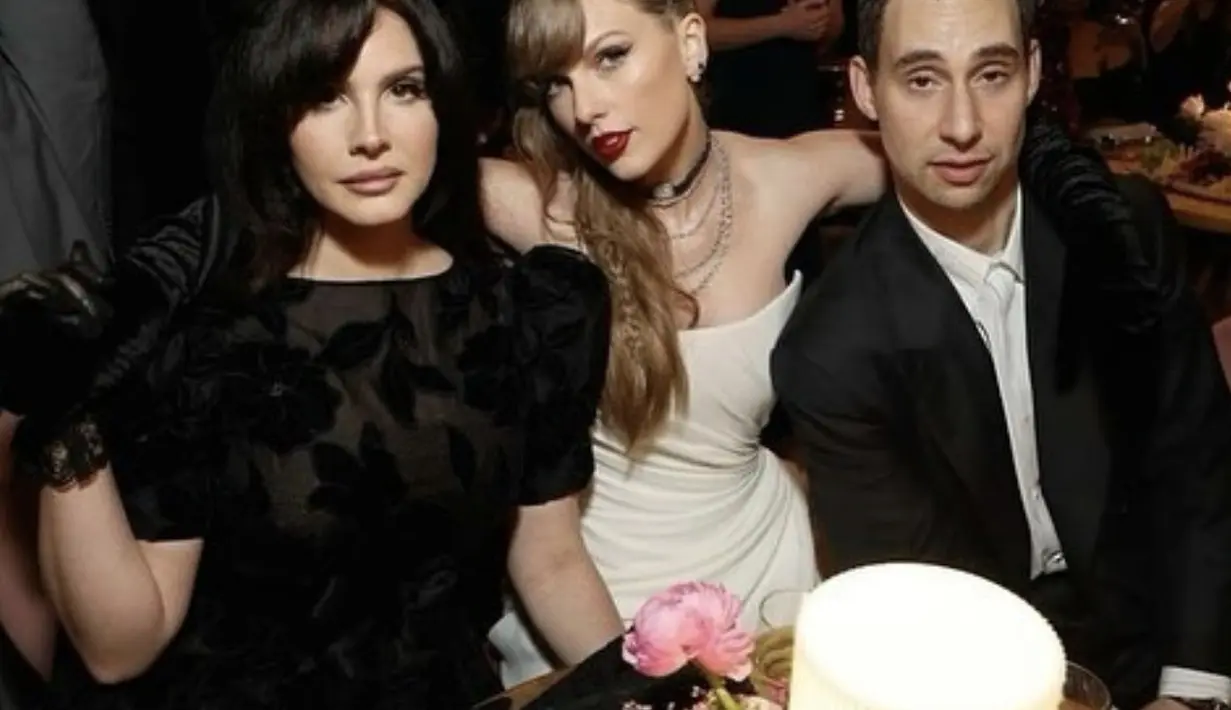 Taylor Swift tampak glamor dengan rambut yang digerau dan mengenakan lipstik merah bold. Kalung bertumpuk sempurnakan penampilannya. [Foto: Instagram/ Taylor Swift]