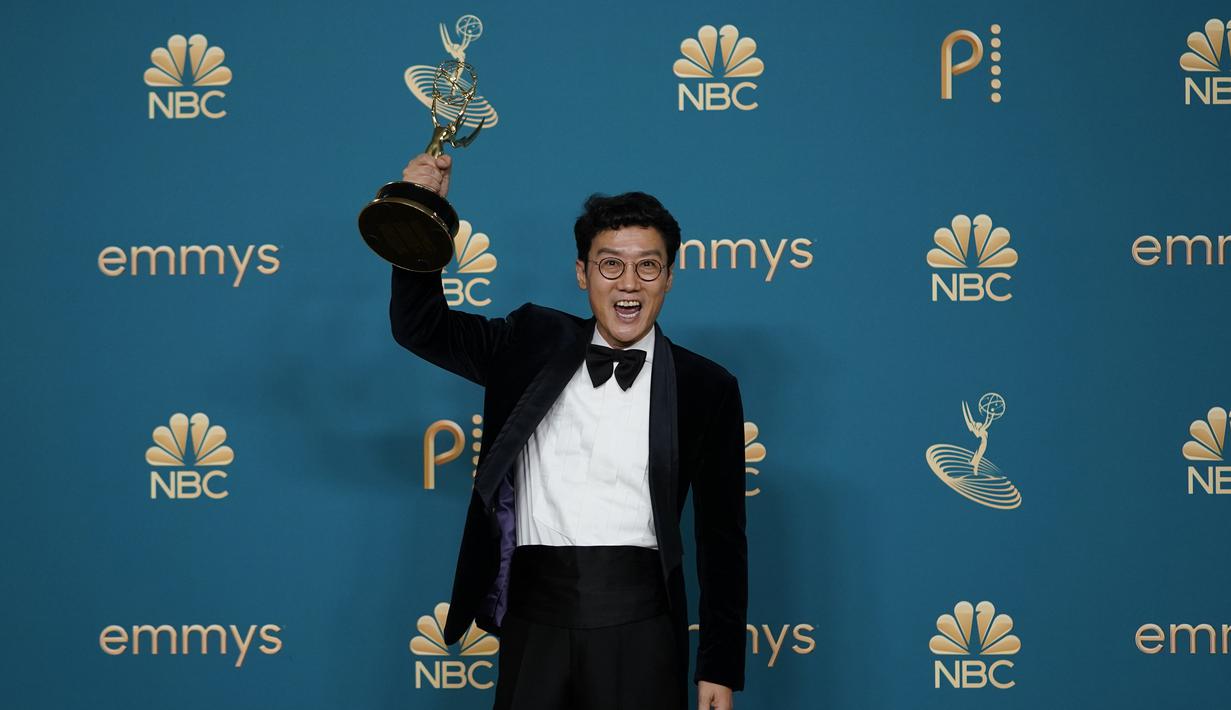 Hwang Dong-hyuk mengangkat penghargaan untuk kategori Sutradara Drama Serial Terbaik dalam serial “Squid Game” di ajang Emmy Awards ke-74 di Microsoft Theater, Los Angeles, Amerika (11/9/2022). Sebelumnya, Squid Game menjadi serial non-bahasa Inggris pertama yang mendapat nominasi terbanyak di Emmy Awards 2022. (AP Photo/Jae C. Hong)