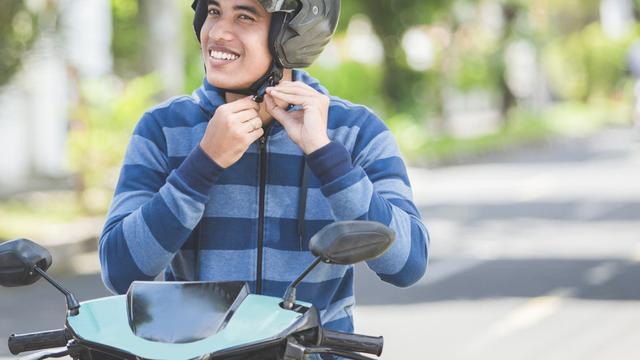 Ilustrasi menggunakan helm