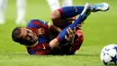Ekspresi rasa nyeri bek Barcelona asal Brasil Dani Alves usai dilanggar bek Real Madrid Pepe di leg pertama semifinal Liga Champions yang berlangsung di Santiago Bernabeu, 27 April 2011. Barca unggul 2-0. AFP PHOTO / JAVIER SORIANO