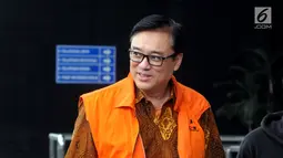 Direktur Operasional Lippo Group Billy Sindoro tiba di Gedung KPK, Jakarta, Jumat (30/11). Billy datang dengan mengenakan rompi tahanan berwarna oranye. (Merdeka.com/Dwi Narwoko)