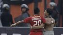 Seorang The Jakmania memeluk striker Persija, Bambang Pamungkas, usai laga melawan Mitra Kukar pada laga perempat final Piala Presiden di Stadion Manahan, Solo, Minggu, (4/2/2018). Persija menang 3-1 atas Mitra Kukar. (Bola.com/M Iqbal Ichsan)