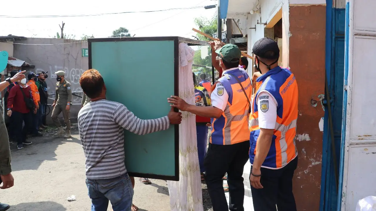 Sejak Bulan Mei 2021, KAI telah melakukan upaya persuasif kepada pemakai lahan di jalan Anyer Dalam, Bandung.