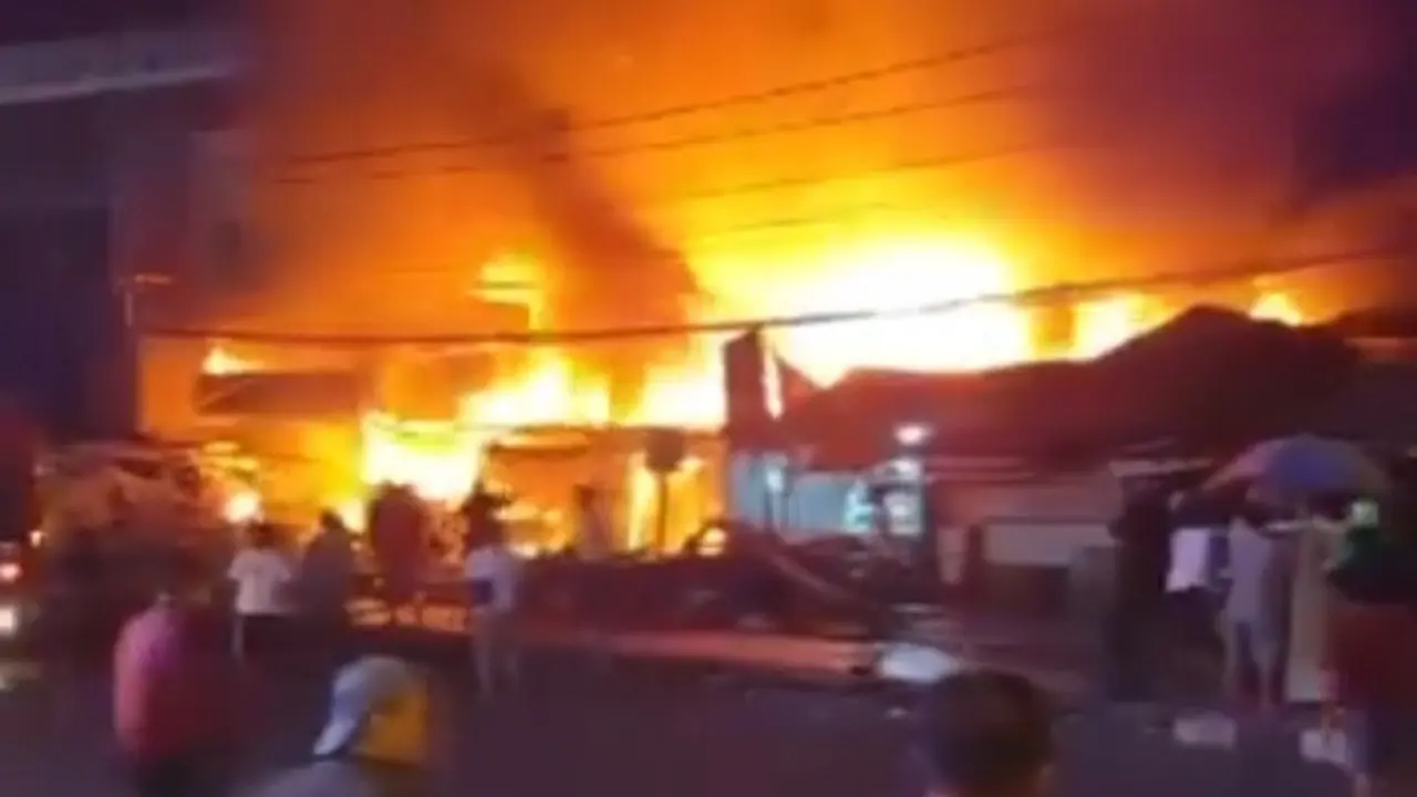 Kebakaran yang terjadi di Kelurahan Wenang Selatan, Kecamatan Weang, Kota Manado Sulut, pada Jumat (10/5/2024) malam.