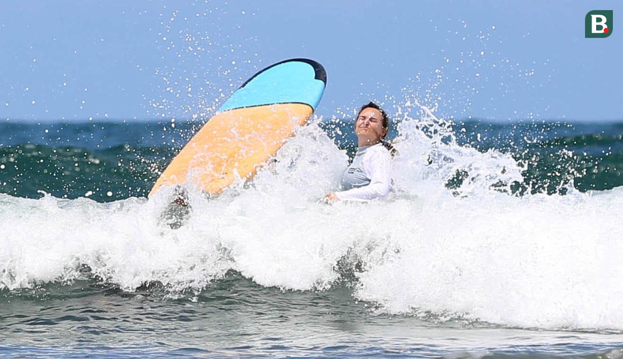 Surfer dari penjuru dunia datang berbondong-bondong untuk merasakan gulungan ombak Bali. Termasuk di Pantai Seminyak ini. (Bola.com/M iqbal Ichsan)