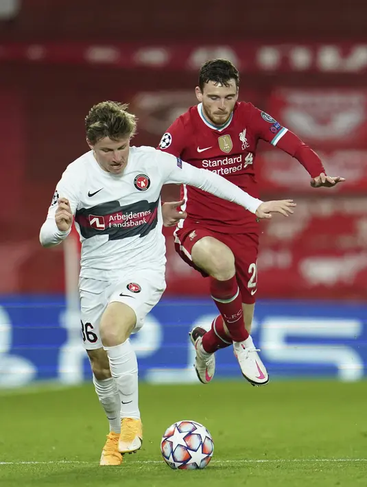 Bek Liverpool, Andrew Robertson berusaha merebut bola pemain Midtjylland, Anders Dreyer pada pertandingan grup D Liga Champions di stadion Anfield, di Liverpool, Inggris, Selasa (27/10/2020). Liverpool menang 2-0 atas Midtjylland. (Jon Super/Pool via AP)