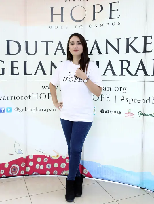 "Mudah-mudahan dengan banyak seminar, masyarakat lebih peduli. Biasanya penderita kanker sampai ke rumah sakit itu udah stadium lanjut, harus ada medical chek up, apalagi kalau keluarganya punya riwayat kanker.” ujar Feby. (Nurwahyunan/Bintang.com)