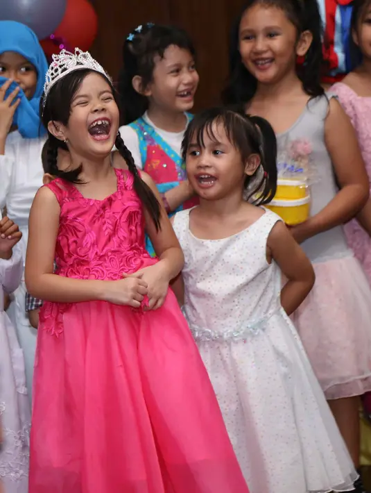 Rasa sayang ditunjukan Dhani dan Mulan untuk Shafeea dibuktikan lagi lewat pesta ulang tahun yang digelar di kediamannya di Pondok Indah pada Minggu (26/2/2017). Di pesta itu Dhani dan Mulan berperan sebagai EO dadakan. (Nurwahyunan/Bintang.com)