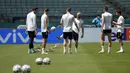 Para pemain timnas Wales saat sesi latihan tim di Stadion Olimpiade Baku di Baku, Azerbaijan, Jumat (11/6/2021). Pertandingan kedua Grup A Euro 2020 akan mempertemukan antara Wales vs Swiss pada Sabtu malam (12/6). (AP Photo/Darko Vojinovic)