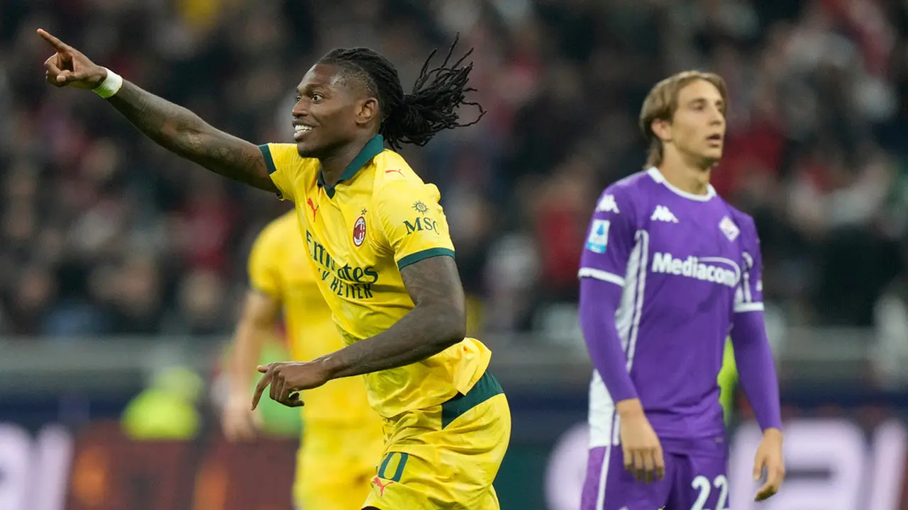 Selebrasi Rafael Leao usai mencetak gol di laga AC Milan vs Fiorentina di pekan ke tujuh Serie A 2025/2026 di San Siro, Senin (20/10/2025). (AP Photo/Luca Bruno)