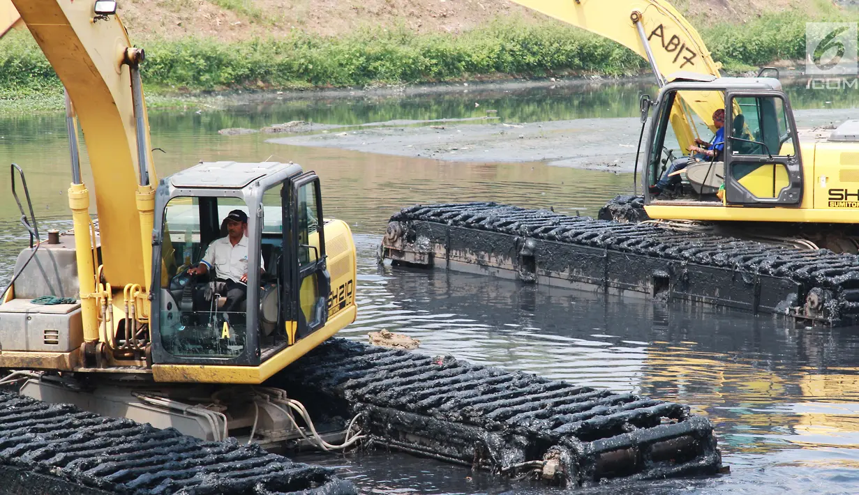 Petugas dengan menggunakan alat berat  mengeruk endapan lumpur di Waduk Ria Rio, Pedongkelan, Pulogadung, Jakarta, Sabtu (30/9). Pengerukan ini dilakukan untuk mengatasi pendangkalan. (Liputan6.com/Angga Yuniar)