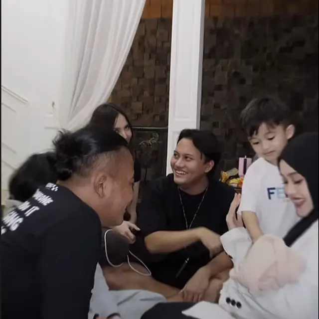 6 Potret Adzam Anak Sule Bertemu Selina, Sekalian Temu Kangen dengan Kakaknya
