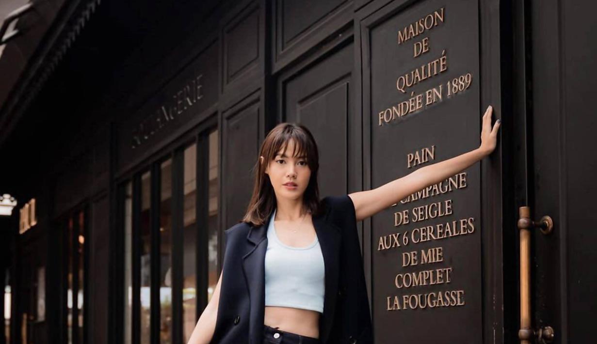 Menjadi seorang model dan pemain film, penampilan dari Della Dartyan ini memang kerap tampil menawan. Paling baru ia menjalani pemotretan bersama dengan brand fashion yang menuai banyak pujian. Selain banyak tampil di depan kamera, kekasih dari Nino RAN ini baru saja merilis buku hasil dari buah tangannya sendiri yang berjudul Biru Kelana. (Liputan6.com/IG/@delladartyan)