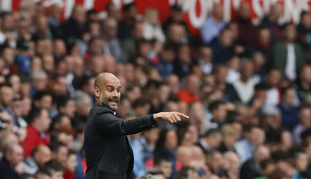 Pelatih Manchester City, Pep Guardiola memberikan instruksi kepada anak asuhnya saat melawan Swansea City pada lanjutan Premier League di Stadion Liberty, Swansea, Sabtu (24/9/2016). (AFP/Adrian Dennis)