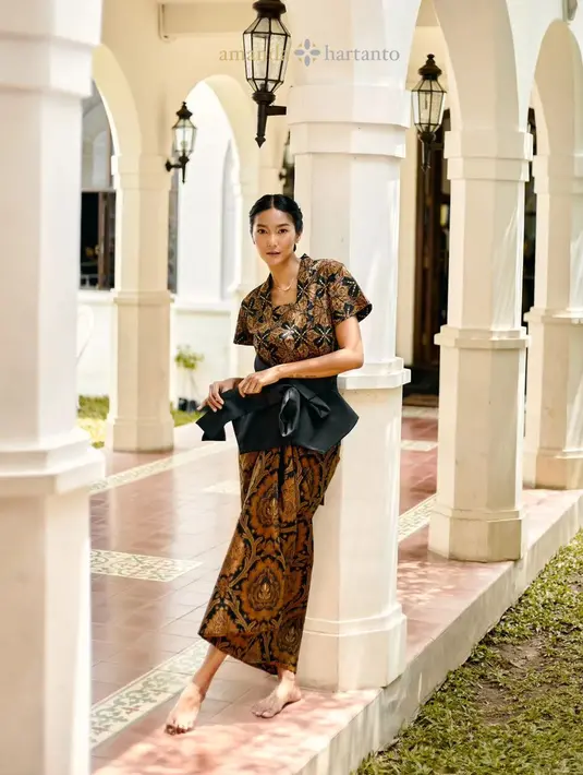 Bisa jadi inspirasi tampilan formal untuk kerja, pilih kebaya kutubaru lengan pendek dan rok span dengan corak batik warna coklat klasik. [@amandahartantobatik].
