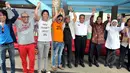 Slank dan segenap pendukung konser bertajuk "Drugs Free Asia-Afrika" berfoto bersama di Potlot, Duren Tiga, Jakarta Selatan, Senin (13/4/2015). Rencananya konser akan digelar di Monas pada Minggu (19/4). (Liputan6.com/Panji Diksana)