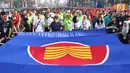 Suasana Parade Asean 50 Tahun yang diikuti oleh Menteri Luar Negeri Retno Marsudi bersama Kemenaker Trans Hanif Dhakiri di Jakarta, Minggu (27/8). Parade itu diikuti oleh seluruh negara yang tergabung dalam ASEAN. (Liputan6.com/Angga Yuniar)