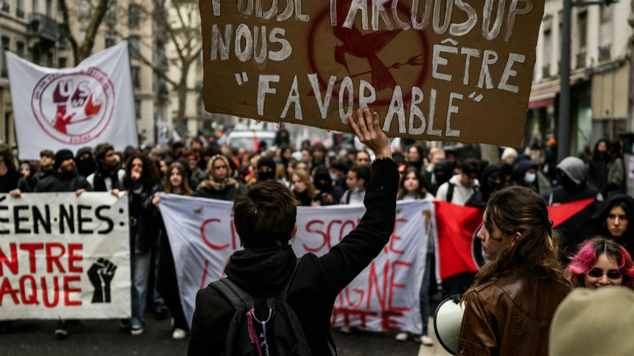 Para guru di Paris, Prancis menggelar aksi mogok mengajar. <br><br>Mereka melakukan aksi protes terhadap Menteri Pendidikan yang kontroversi.  <br>(Foto JEFF PACHOUD / AFP)