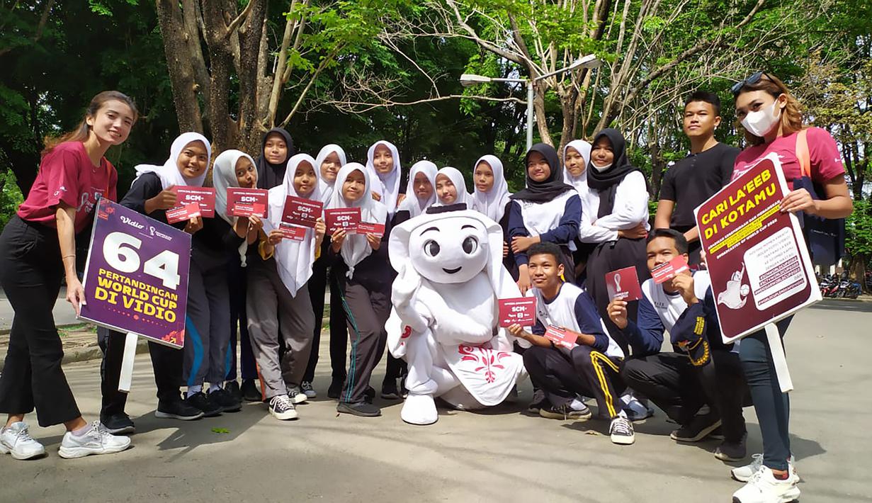 Para warga pun menyambut antusias kehadiran La'eeb dalam rangka mempromosikan ajang Piala Dunia 2022 Qatar yang tidak lama lagi akan segera bergulir. (Procomm Surya Citra Media)