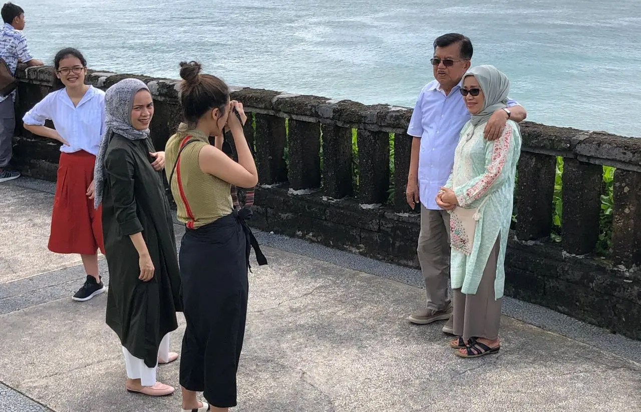 Wakil Presiden Jusuf Kalla berfoto bersama istri di Bali. (Istimewa)