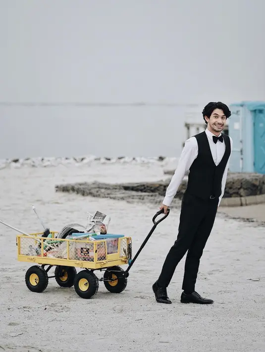 Artis papan atas, Reza Rahadian, juga ikut antusias kala Ringgo Agus Rahman mengarahkan kameranya. Dengan senyum khas, Reza melihat ke arah kamera. (Foto: Instagram/@ringgoagus)