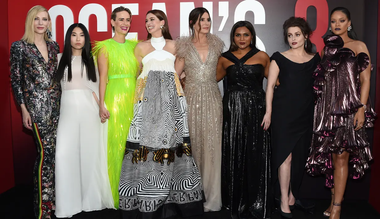 Penyanyi Rihanna bersama Cate Blanchett, Awkwafina, Sarah Paulson, Anne Hathaway, Sandra Bullock, Mindy Kaling, Helena Bonham Carter menghadiri pemutaran perdana film  "Ocean's 8" di Alice Tully Hall di New York (5/6). (AP Photo/Evan Agostini)