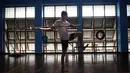 Seorang siswa menggunakan pedang berlatih Krabi Krabong di sekolah Thonburee Woratapeepalarak, Thonburi, Bangkok (8/7/2019). Krabi Krabong merupakan seni bela diri Thailand yang dipersenjatai pisau dan perisai kayu yang terabaikan. (AFP Photo/Lillian Suwanrumpha)