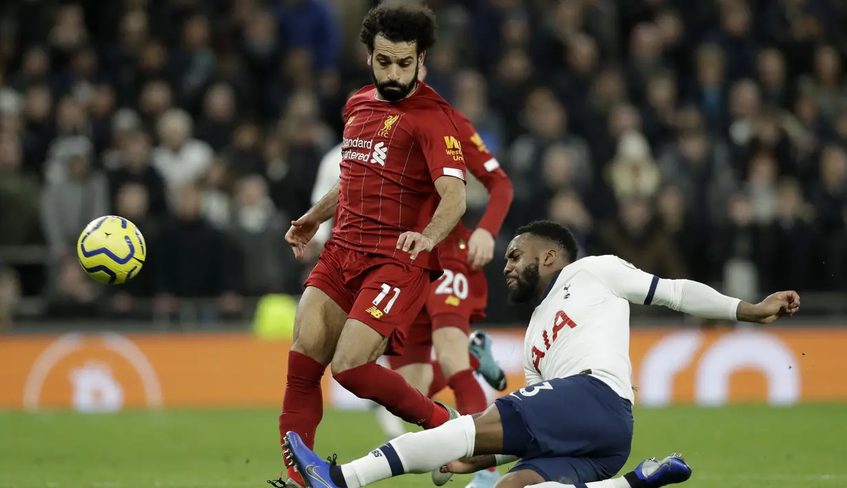 Bek Tottenham Hotspsur, Danny Rose berusaha merebut bola yang dibawa penyerang Liverpool, Mohamed Salah pada pertandingan lanjutan Liga Inggris di Stadion Tottenham Hotspur di London, Inggris, Sabtu (11/1/2020). Liverpool menang 1-0 atas Tottenham. (AP Photo/Matt Dunham)