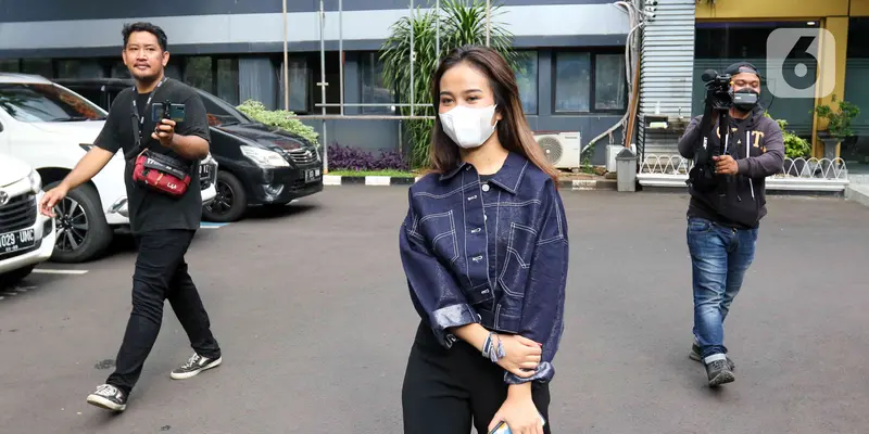 FOTO: Mayang Adik Vanessa Angel Diperiksa Terkait Dugaan Pencemaran Nama Baik