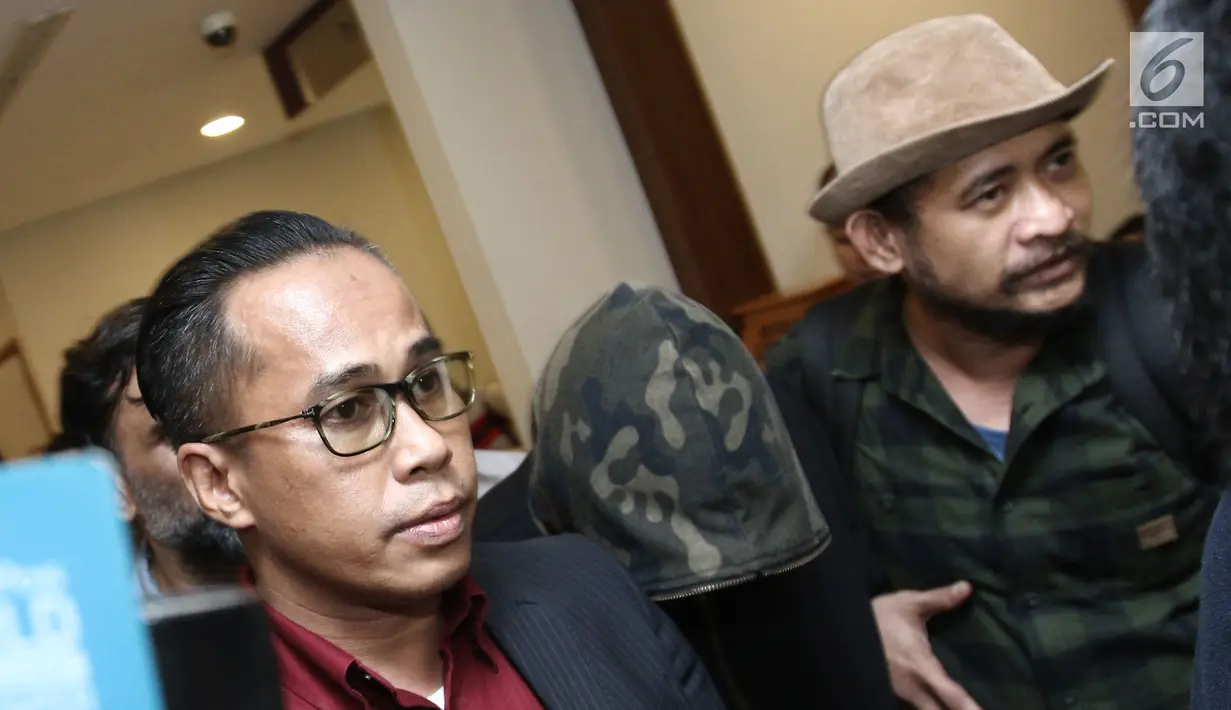 Petugas kepolisian membawa Axel Matthew saat berada di rumah sakit Pondok Indah, Jakarta, Selasa (18/07). Penetapan Axel, berdasarkan keterangan saksi dan juga alat bukti transfer pembelian narkoba kepada pengedar ekstasi. (Liputan6.com/Herman Zakharia)
