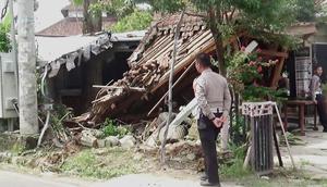 Mobil Ringsek Tabrak Tiang Listrik dan Terpental usai Ngebut