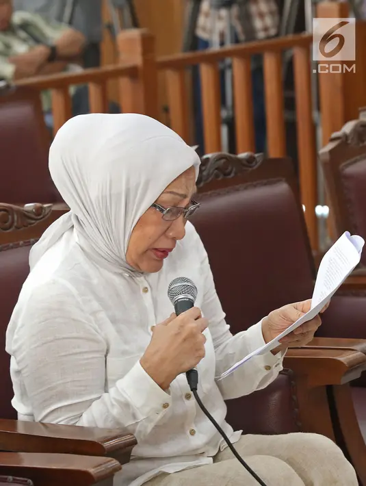 Terdakwa kasus dugaan penyebaran berita bohong atau hoaks Ratna Sarumpaet sedang membacakan pledoi saat sidang lanjutan di PN Jakarta Selatan, Selasa (18/6/2019). Sidang tersebut beragenda pembacaan pledoi atau nota pembelaan dari terdakwa. (Liputan6.com/Herman Zakharia)