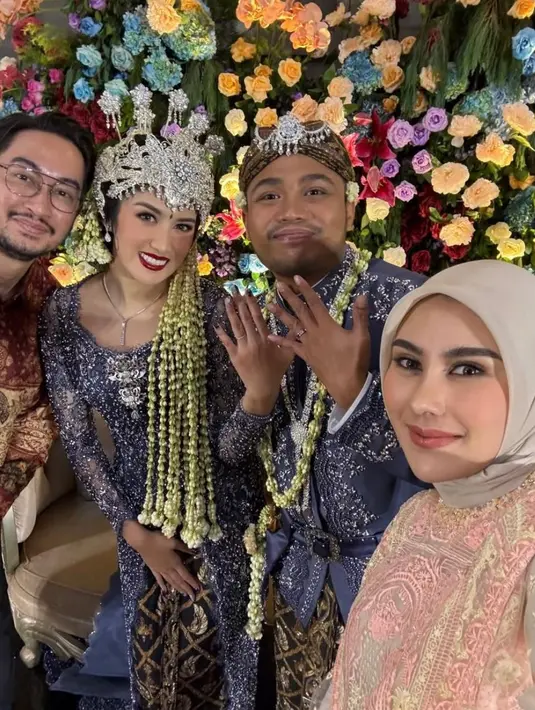 2. Syahnaz Sadiqah tampak memesona dalam lace dress berwarna pink-kuning pastel yang dipadukan dengan hijab segi empat berwarna beige. Kombinasi warna lembut ini menambah kesan anggun dan feminin. [@syahnazs].