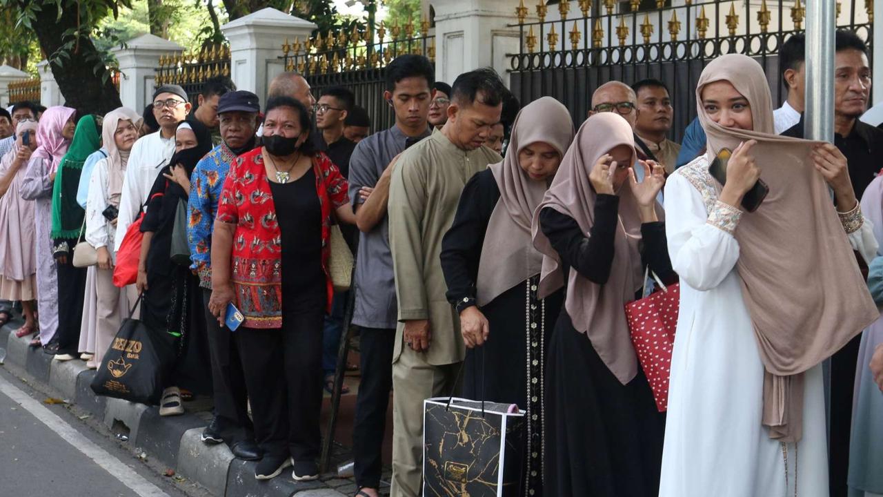 FOTO: Antusiasme Ribuan Orang Hadiri Open House Prabowo di Istana, Antrean Mengular Panjang!