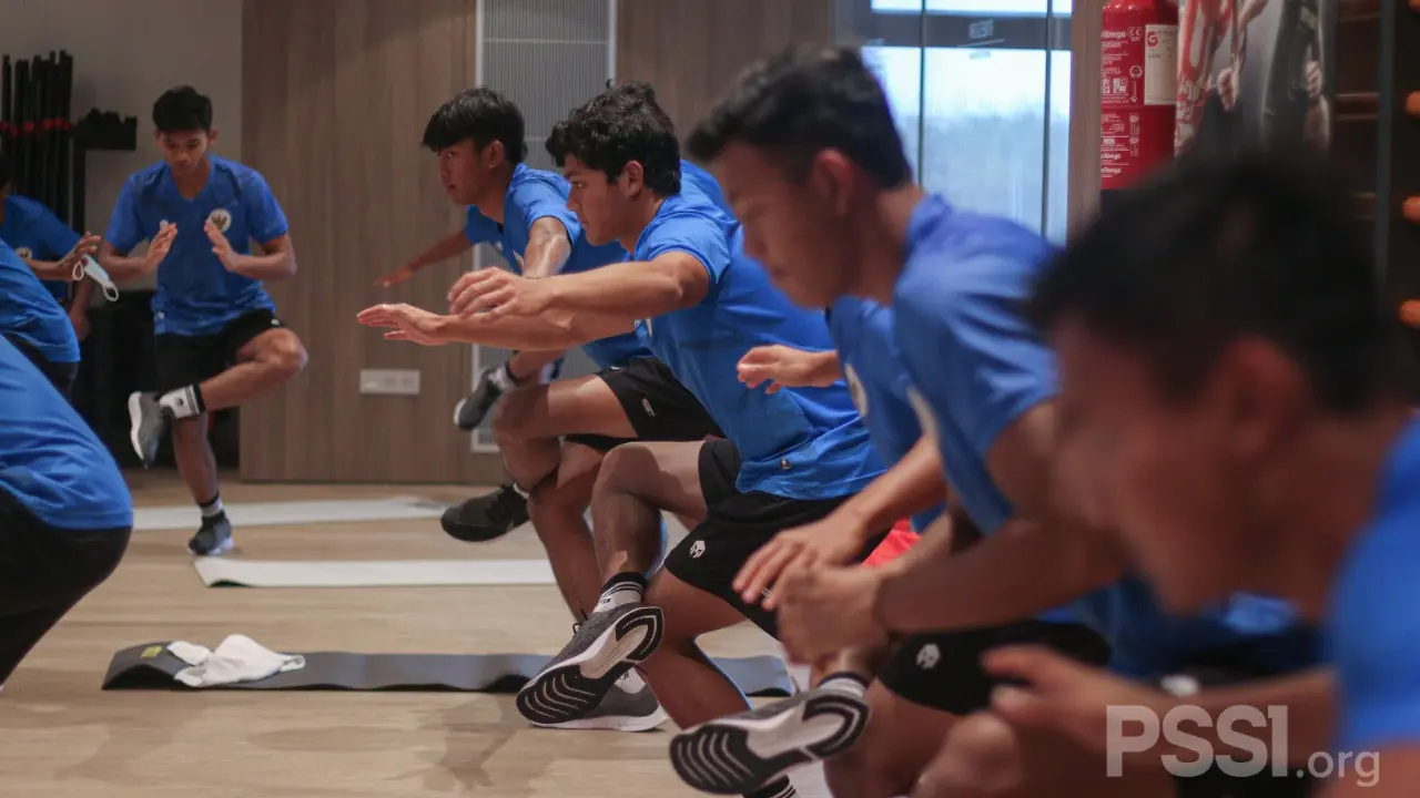Para pemain Timnas Indonesia U-19 latihan di gym di Spanyol,  Sabtu (9/1/2021).