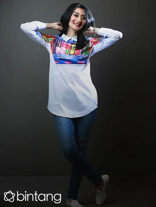 Bintang film ‘Emak Ingin Naik Haji’ ini tak mau susah ketika melakukan traveling. Wanita cantik ini kerap membawa koper ketika melakukan traveling, bahkan saking banyak barang bawaannya ia membawa lebih dari satu koper. (Galih W. Satria/Bintang.com)