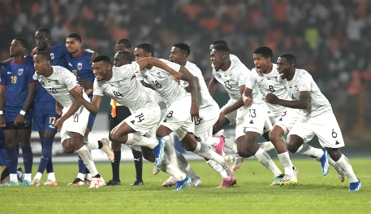 Afrika Selatan menjadi tim terakhir yang mengunci tiket ke semifinal. Pasukan Hugo Broos harus berjuang menaklukkan Cape Verde hingga babak adu penalti.  (AP Photo/Themba Hadebe)