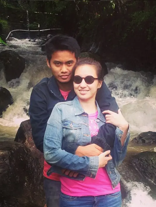 Gaya Tontowi Ahmad dan istrinya, Michelle saat berpose di dekat sungai. Pegangan yang keras ya Michelle, biar gak kepeleset. . (Instagram/ michelle_ahmad)