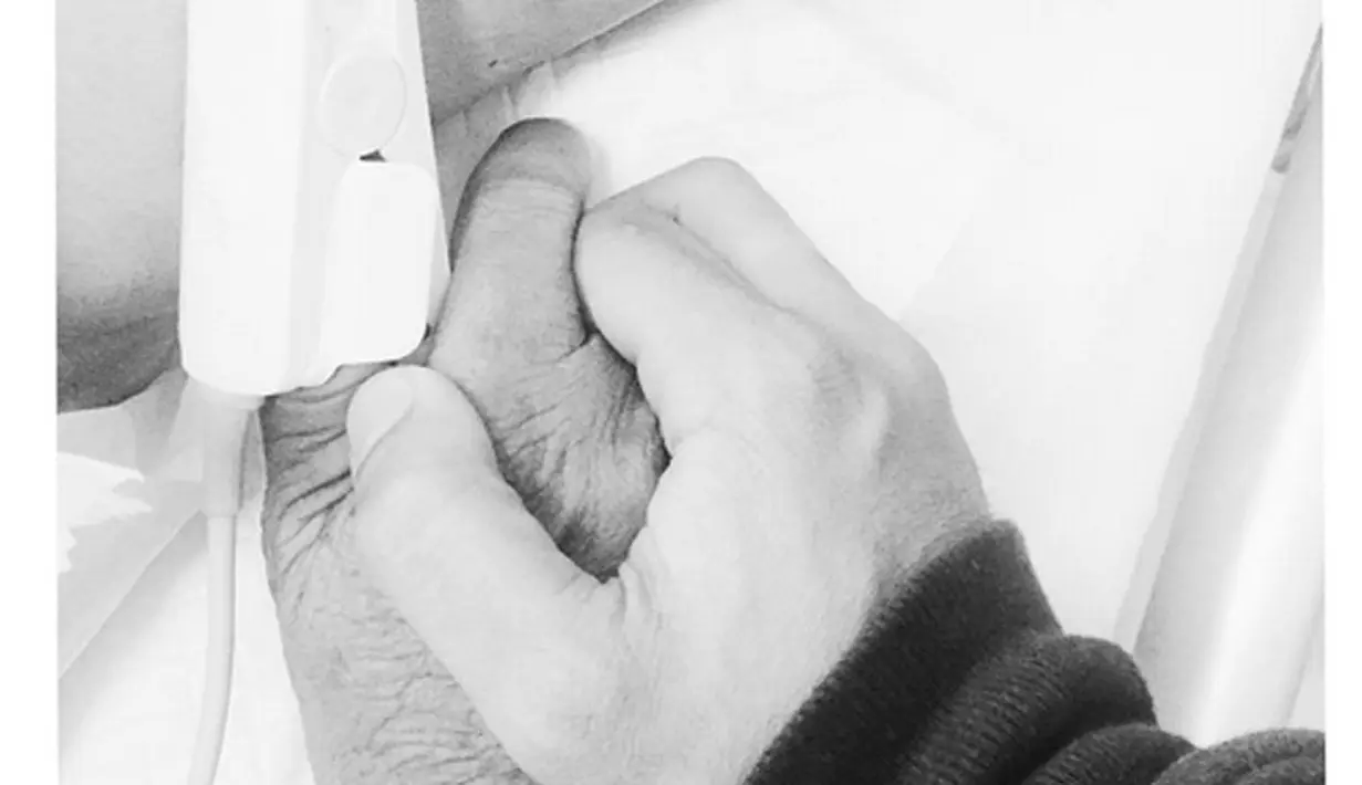 Kabar duka ini juga dituliskan Jordi lewat unggahan di Instagram. Dalam foto tersebut, terlihat Jordi menggenggam tangan ayahnya dan menyertakan tulisan kabar kepergian ayahnya. Ia juga memohon doa yang terbaik untuk ayah tercinta. (Instagram/Jordionsu)