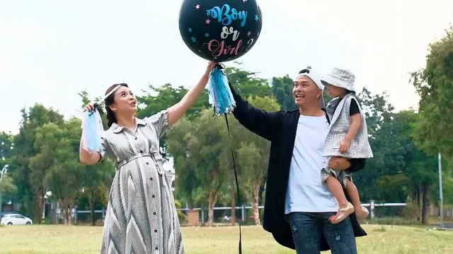 Momen Bahagia Chelsea Olivia dan Glenn Alinskie Ungkap Jenis Kelamin Anak Kedua. (Sumber: YouTube/Alinskie Family)