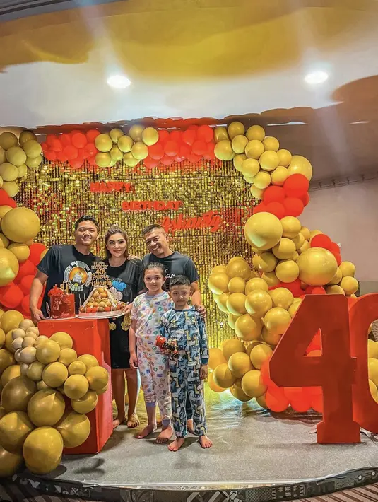 Bahkan pada sebuah kesempatan istimewa, Ashanty justru terlihat mengenakan pakaian rumah dengan motif disney. [Foto: Instagram/ Ashanty]