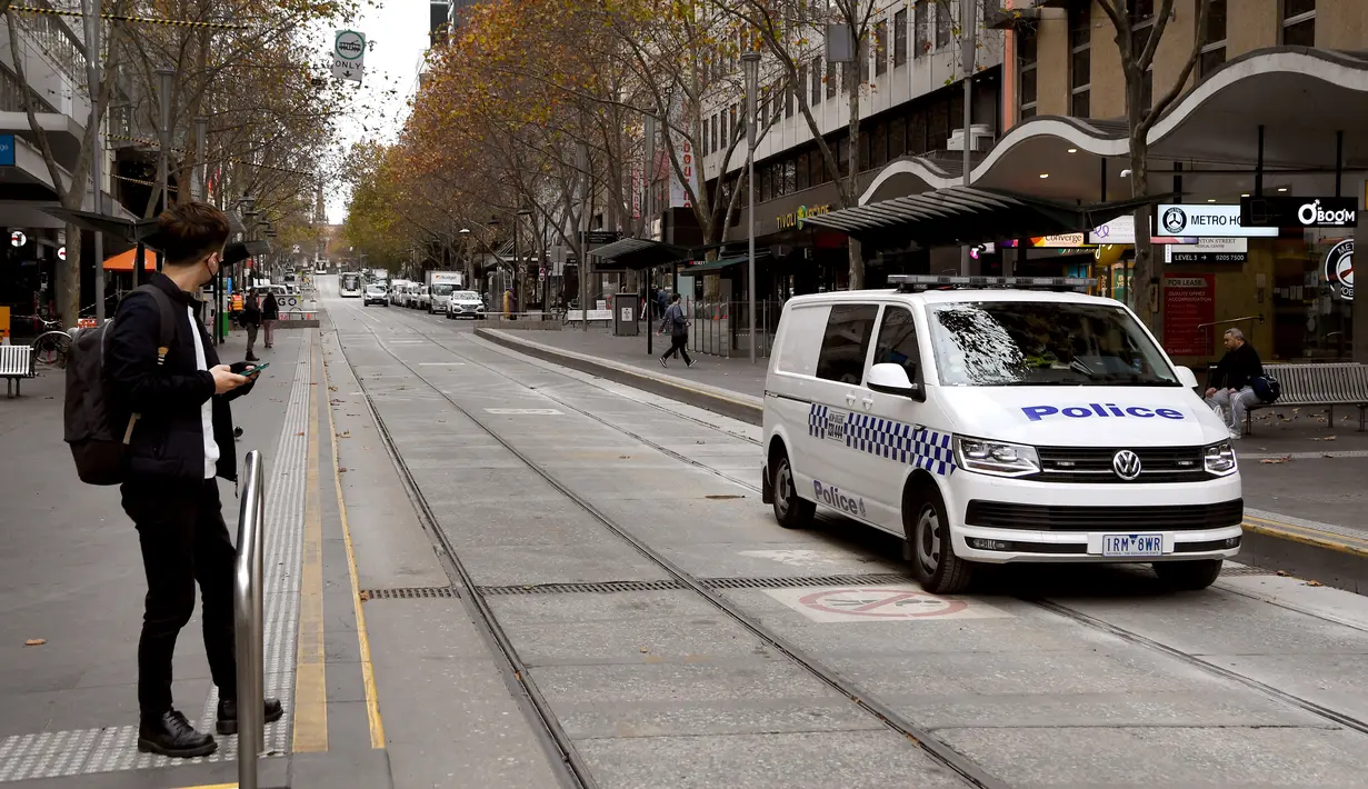 Polisi berpatroli di Bourke Street Mall yang biasanya sibuk di Melbourne ketika penduduk kota kembali menjalani lockdown selama 7 hari, Jumat (28/5/2021). Melbourne kembali menerapkan lockdown untuk keempat kalinya setelah wabah COVID-19 menyebar cepat di wilayah tersebut. (William WEST/AFP)