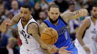 Pemain Utah Jazz, George Hill (kiri), berebut bola dengan pemain Dallas Mavericks, Deron Williams, dalam laga NBA di Salt Lake City, (2/11/2016). Utah Jazz menang 97-81. (AP Photo/Rick Bowmer)