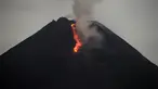 Gunung Merapi mengeluarkan lava pijar yang teramati dari Yogyakarta (7/1/2021). Pusat Vulkanologi Mitigasi dan Bencana Geologi (PVMBG) Badan Geologi Kementerian ESDM mencatat sebanyak 19 kali guguran lava pijar dari Gunung Merapi di daerah istimewa Yogyakarta dan Jawa Tengah. (AFP/Agung Supriyanto)