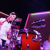 Gaya Gabriel Prince Mengenakan Celana Jeans, credit: JINISO