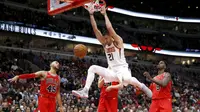 Center Phoenix Suns (tengah), Alex Len saat melakukan dunk ke jaring Chicago Bulls   (AP Photo/Charles Rex Arbogast)