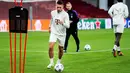 Bek Bayern Munchen #22 Raphael Guerreiro memainkan bola selama sesi latihan pada malam matchday 2 Grup A Liga Champions 2023/2024 di Stadion Parken, Kopenhagen, Senin (2/10/2023). (Martin Sylvest / Ritzau Scanpix / AFP)