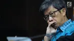 Mantan Dirut PT Quadra Solutions, Anang Sugiana Sudihardjo menyimak keterangan saksi pada sidang lanjutan dugaan korupsi pengadaan E-KTP di Pengadlian Tipikor, Jakarta, Kamis (5/4). Sidang mendengar keterangan saksi. (Liputan6.com/Helmi Fithriansyah)